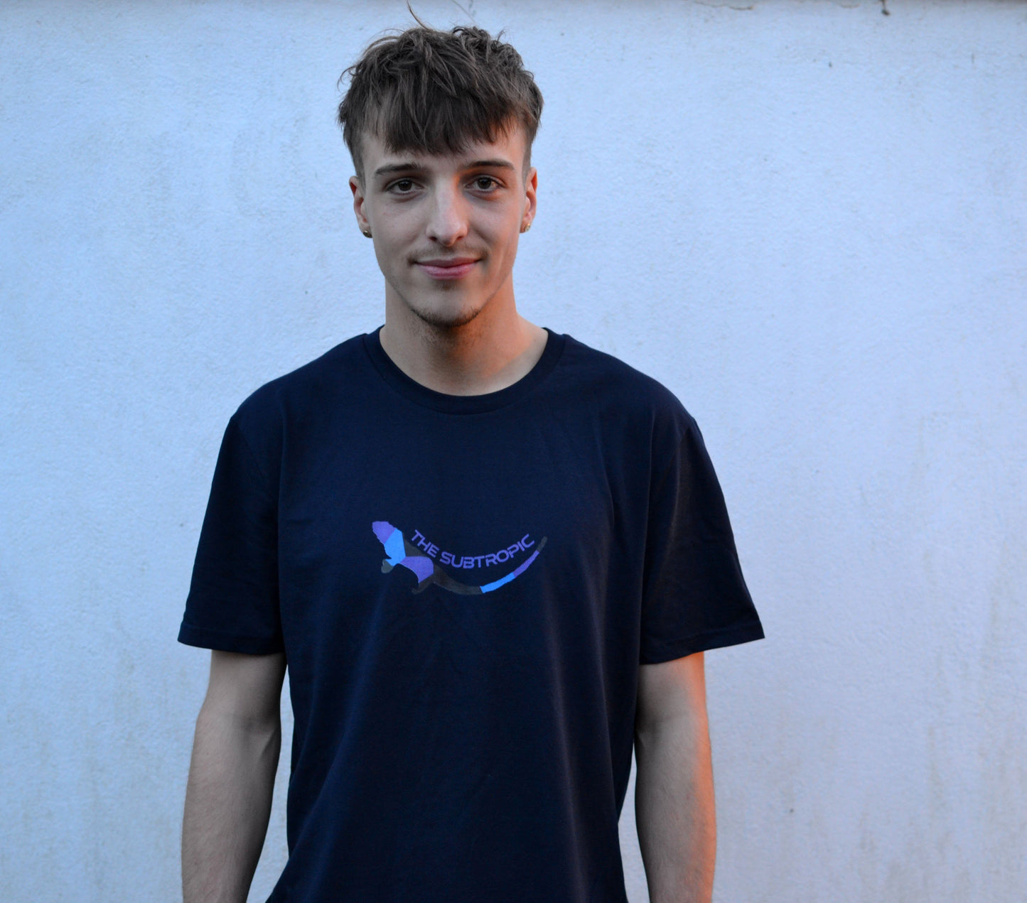 ESSENTIAL 2.0 SUBTROPIC Organic Navy Tee Model Pic 4