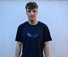Load image into Gallery viewer, ESSENTIAL 2.0 SUBTROPIC Organic Navy Tee Model Pic 1
